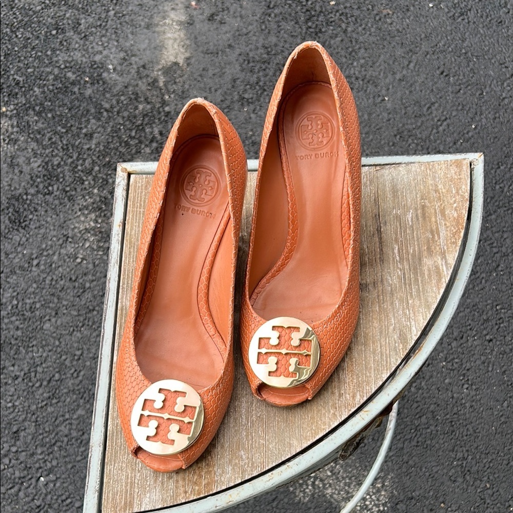 Women's Peep Toe Wedge Shoes in Tan - Picture 2 of 6